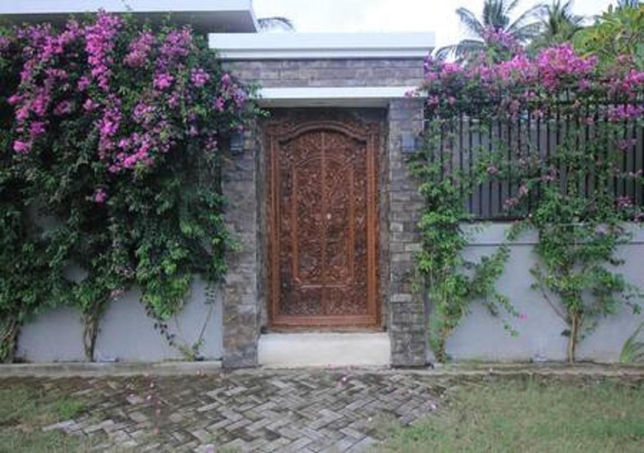 Villa Mantika Senggigi Exterior photo